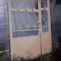 در وروی خانه به اندازه یک ونیم در دو چهل
