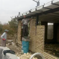 استا بنا با لوازم کار و وانت