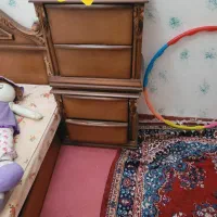 تخت دونفره چوبی به همراه دو عدد پاتختی و تشک تخت