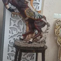 میز و مجسمه اسب