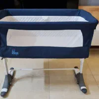 تخت کنار مادر و گهواره زویی