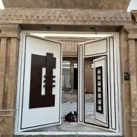 نقاش ساختمان و در و پنجره