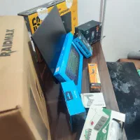 تمام وسایل داخل عکس فروشی هست