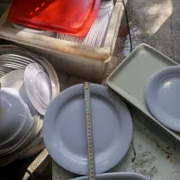 تعدادی ظروف ملامین و تعدادی چینی جات