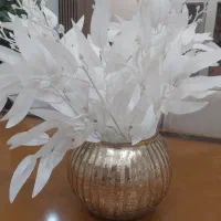 گلدان دکوری طلایی با گل مصنوعی