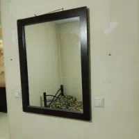 آینه و دراور چوبی و صندلی