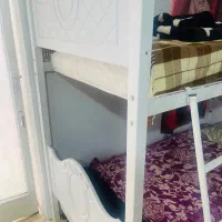 تخت دو طبقه ی فلزی چوبی