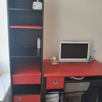 میز تحریر و کتابخانه