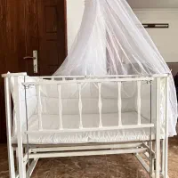 تخت کنار مادر گهواره نو