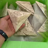 سنگ هرمی نما و تزیینات