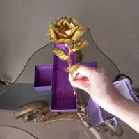 گل رز با طلایی با استند