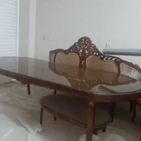 یک دست مبل ۶ نفره سلطنتی و یک میز نهارخوری ۸ نفره