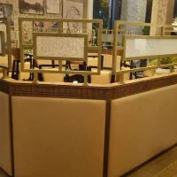 دیوار چوبی ،مبل و میز