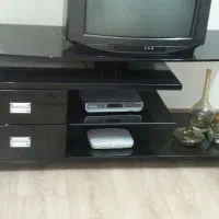 میزتلویزیون شیشه ای