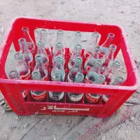 یک جعبه شیشه نوشابه