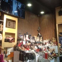 فروشنده خانم و آقا باتجربه و متعهد