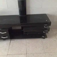 میز تلویزیون شیشه خیلی تمیز وسالم
