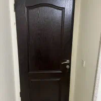 درب چوبی با قفل و دستگیره