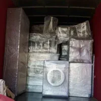کارگر تخلیه بار. جابه جایی اسباب منزل