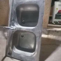 تعدادی شیرآلات همراه سینک و روشویی