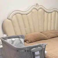 تخت و گهواره کنار مادر