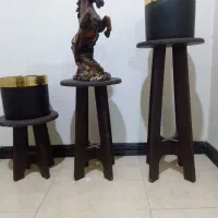زیر پایه گلدان با دوتا گلدان سرامیکی و یدونه اسب