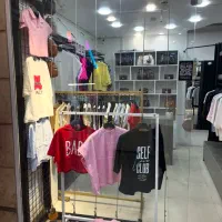 دکور مغازه به همراه ویترین و پیشخوان