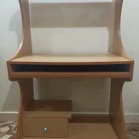 میز تحریر و کامپیوتر