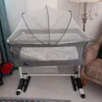 تخت و گهواره کنار مادر
