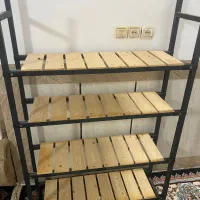 قفسه منیمال و مدرن برای مغازه لباس پوشاک و گل و