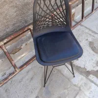 تعدادی صندلی بدون میز