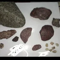 تعدادی سنگ دارم شهاب سنگ هستن وسنگ اسیاب