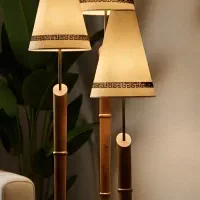 آباژور ایستاده کنار سالنی تمام چوب روس کاملانو