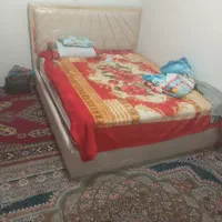 یک عددتخت دونفره بدون تشک