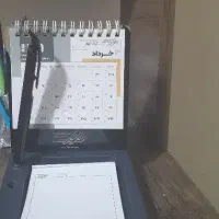 تقویم رو میزی اداری همراه کاغذ و خودکار