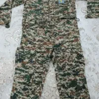 یک دست لباس بسیجی و یک دست لباس سربازی