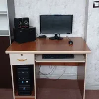 کتابخونه و میز کامپیوتر