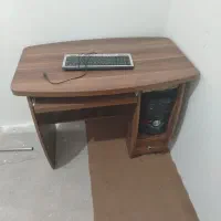 میز کامپیوتر و کیس و کیبورد