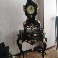 ساعت و میز تلوزیون مشکی طلایی