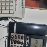یک عدد گوشی تلفن و یک صفحه کیبورد ال جی
