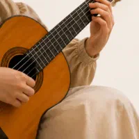 آموزش گیتار ( ویژه بانوان و کودکان)