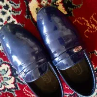 تعدادی کفش و لباس و کت و شلوار بچگونه