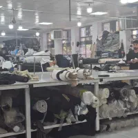 نظافتچی در کارگاه تولیدی لباس