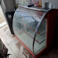 ویترین شیشه خم