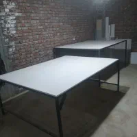 دو عدد میز کارگاهی آهنی با صفحه