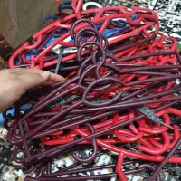 تعداد زیادی آویز لباس