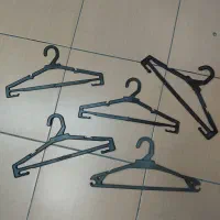 چوب لباسی مشکی در حد نو