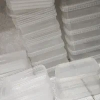 تعدادی ظرف پلاستیکی در دار بسیار تمیز