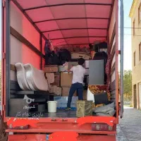 کارگر اساس کشی همراه با کامیون پتو دار و مبلی