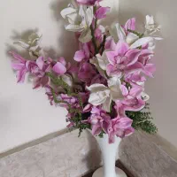 گلدان به همراه گل